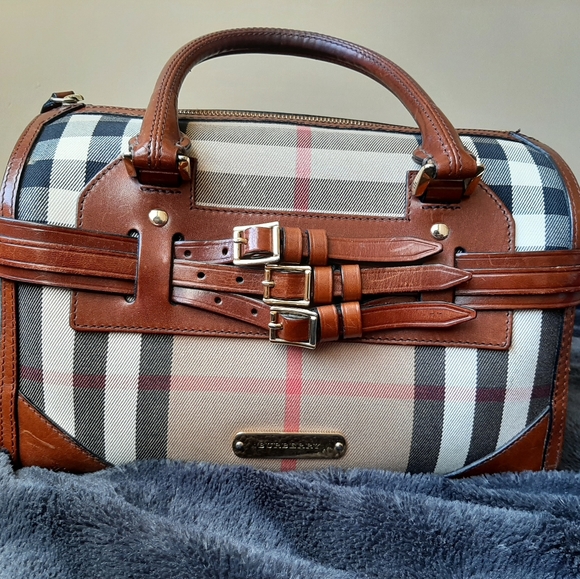 COPY - Vintage Burberry Cube Crossbody Handbag - Picture 3 of 17